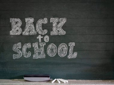 Geri okul kavramı. İleti örneği ve yazı tahtası önünde dizüstü bilgisayarlar ile okul çantası.