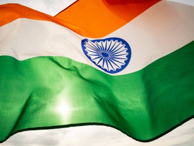 Günbatımı gökyüzü dalgalı Hint bayrak. Hint bağımsızlık günü.