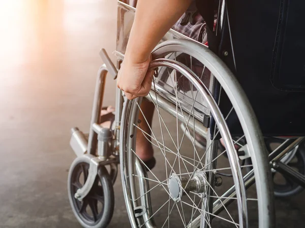 Discapacitado Está Sentado Una Silla Ruedas Sostiene Sus Manos Volante — Foto de Stock