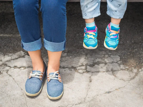 Mãe Filha Pernas Sentadas Cadeira Parque Conceito Família Feliz — Fotografia de Stock