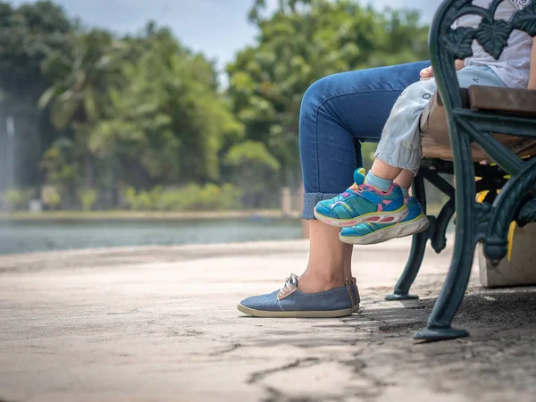 Mãe Filha Pernas Sentadas Cadeira Parque Conceito Família Feliz — Fotografia de Stock