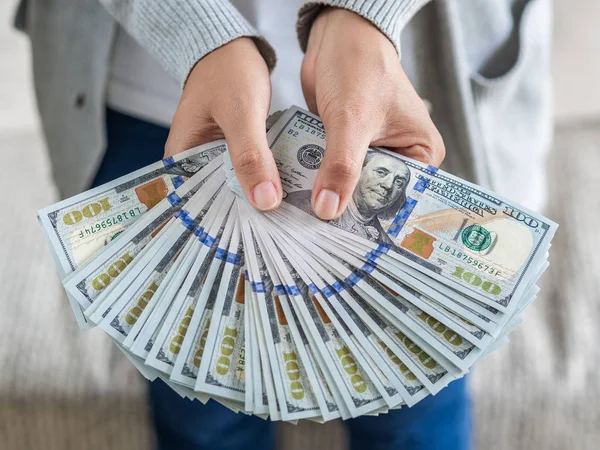 Yumuşak odak kadın elindeki para bize para için teklif.