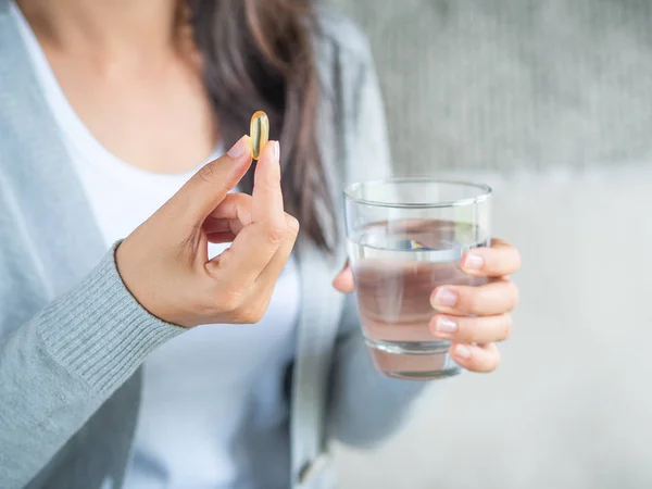 Mujer Mano Con Pastillas Pastillas Pastillas Vaso Agua Las Manos — Foto de Stock