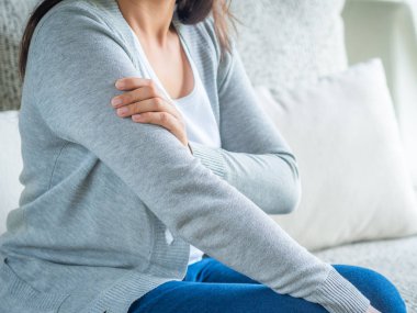 Closeup dişinin kol. Kol ağrısı ve yaralanma. Sağlık ve tıp kavramı.