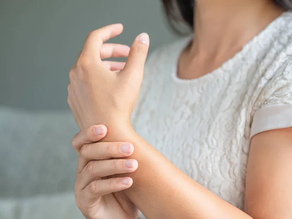 Closeup Jonge Vrouw Zittend Bank Houdt Haar Pols Hand Schade — Stockfoto