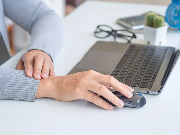 Bilgisayarı Uzun Süre Kullandığı Için Bileği Ağrıyan Bir Kadın Ofis — Stok fotoğraf