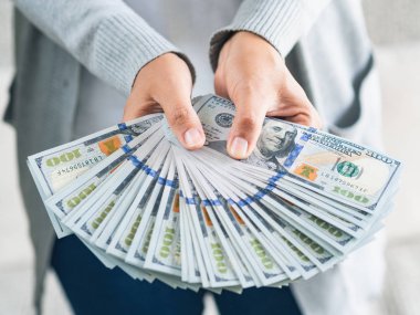 Yumuşak odak kadın elindeki para bize para için teklif.
