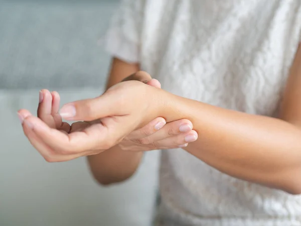 Närbild Ung Kvinna Sitter Soffan Håller Sin Handled Hand Skada — Stockfoto