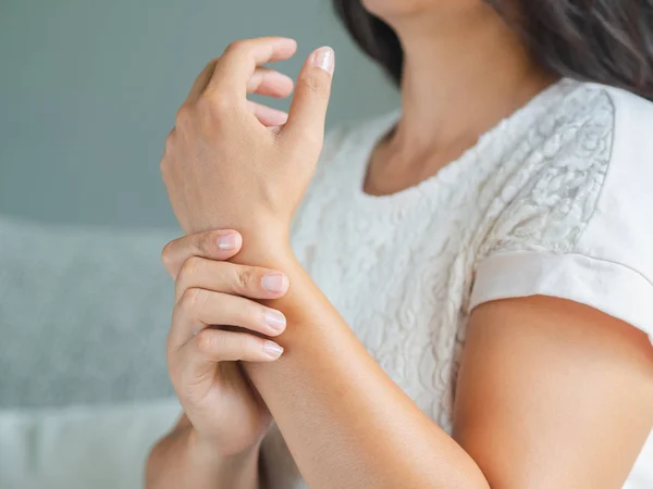 Närbild Ung Kvinna Sitter Soffan Håller Sin Handled Hand Skada — Stockfoto