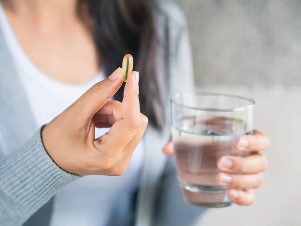 Frau Mit Tabletten Und Einem Glas Wasser Der Hand Gesundheitswesen — Stockfoto