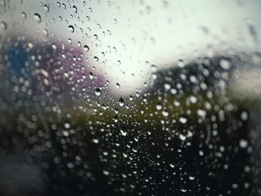 Su Close-up bırak aynada bokeh arka plan ile.