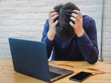 stresli ve zor çalışma ile yorgun yorgun iş adamı. Zor iş kavramı