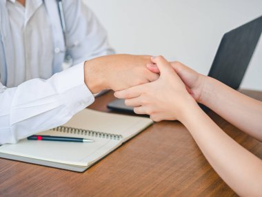 Doktor ve hasta el hastanede titriyor. Sağlık ve tıp kavramı.