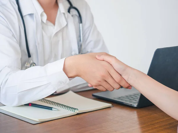 Doctor Patient Shaking Hand Hospital Health Care Medical Concept — Stock Photo, Image