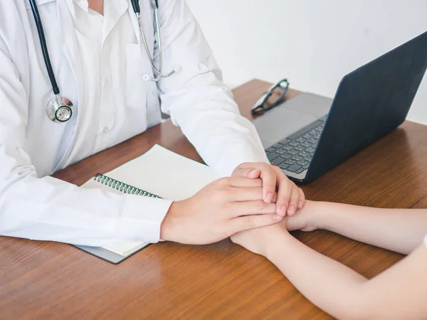Hand Doctor Reassuring Her Patient Medical Ethics Trust Concept — Stock Photo, Image
