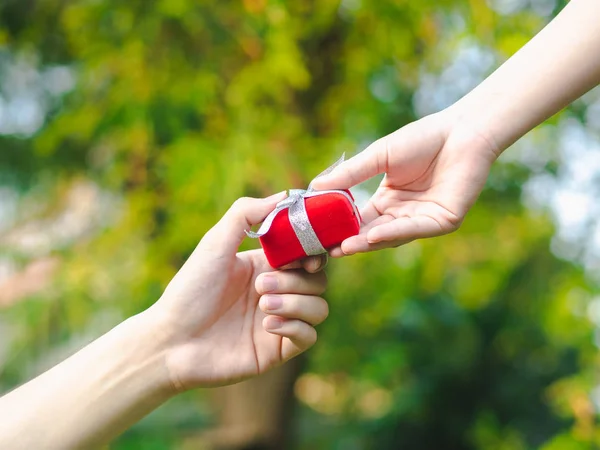 Uomo Che Una Scatola Regalo Rossa Alla Donna Amore San — Foto Stock