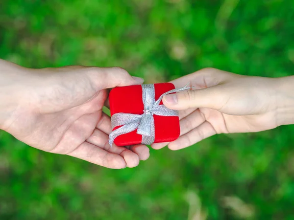 Man Giving Red Gift Box Woman Love Valentine Present Concept — Stock Photo, Image