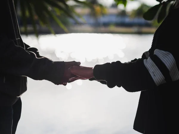 Pareja Cogida Mano Lado Del Lago Fondo Borroso Amor Juntos —  Fotos de Stock