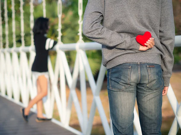 Adam Kız Arkadaşı Için Kırmızı Kalp Arkasında Saklanıyor Aşk Sevgililer — Stok fotoğraf