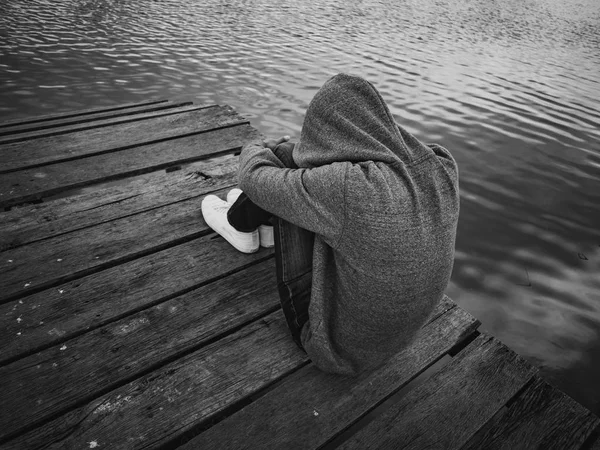 Чорно Білий Чоловік Сидить Пірсі Біля Озера Самотня Самотня Сумна — стокове фото