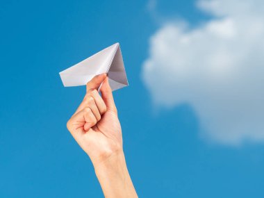 Kadın el kağıt roket mavi gökyüzü arka plan ile tutarak. Özgürlük kavramı
