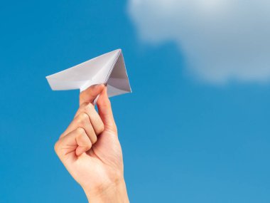 Kadın el kağıt roket mavi gökyüzü arka plan ile tutarak. Özgürlük kavramı