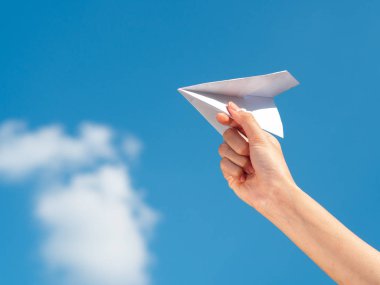 Kadın el kağıt roket mavi gökyüzü arka plan ile tutarak. Özgürlük kavramı
