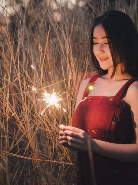 Mutlu sevimli kız bir maytap kuru ot alanı oluşturuldu.