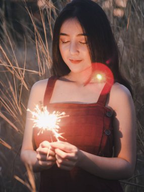 Mutlu sevimli kız bir maytap kuru ot alanı oluşturuldu.