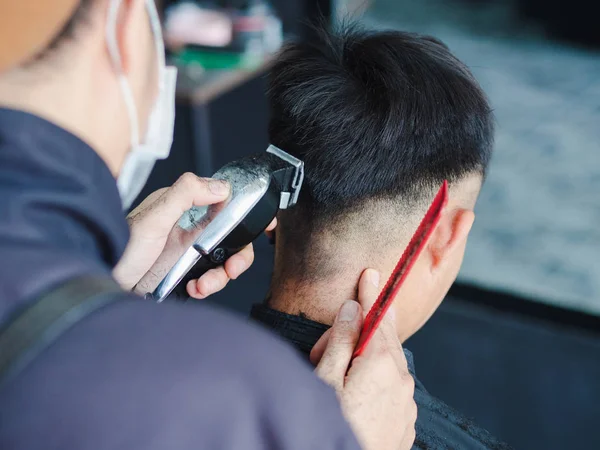 Close Barber Using Hair Clipper Comb Cut Hair Barber Shop — Stock Photo, Image