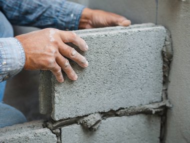 tuğla çimento ile döşeme profesyonel inşaat işçisi.