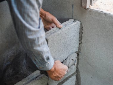 tuğla çimento ile döşeme profesyonel inşaat işçisi.