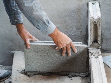 tuğla çimento ile döşeme profesyonel inşaat işçisi.