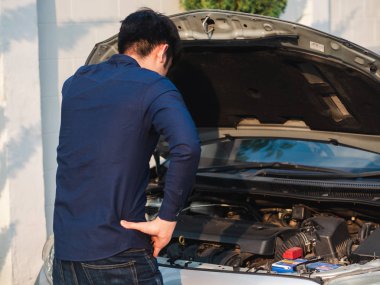 genç adam arabayı kontrol etmek için kırık araba önünde ayakta