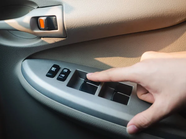 Nahaufnahme Fahrer die Hand drückt Autoscheibe Taste. — Stockfoto