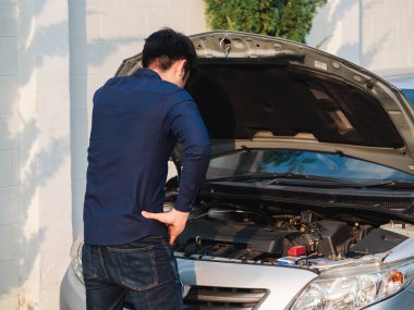 genç adam arabayı kontrol etmek için kırık araba önünde ayakta