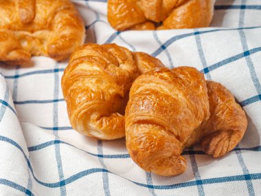 Taze kruvasan ve kareli havlu..