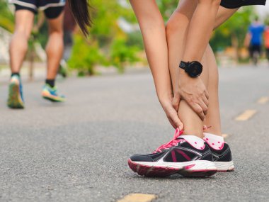 Sporcu kadın ayak bileği sakatlandı, koşu sırasında bacağı burkuldu.