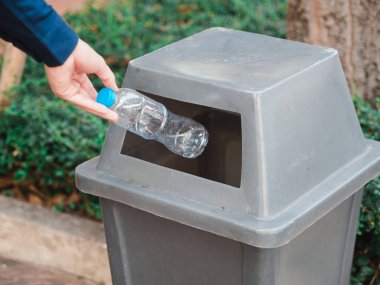 Adam el boş plastik su şişesi bir depo gözünde atma closeup