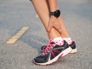 Sporcu kadın ayak bileği sakatlandı, koşu sırasında bacağı burkuldu.