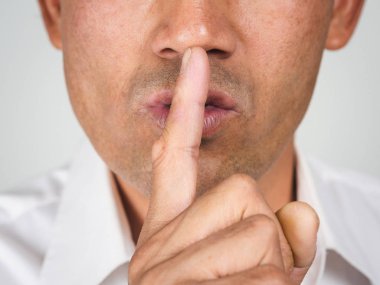 Dudaklara parmak yapan adam sessizlik jesti, pst, shh,