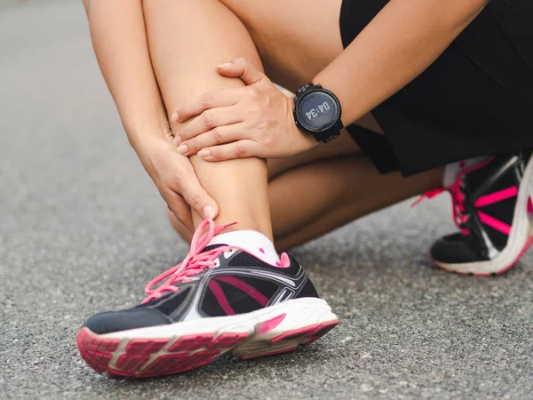 अॅथलीट महिला घोट्याला दुखापत आहे, धावताना पाय पसरला आहे — स्टॉक फोटो, इमेज