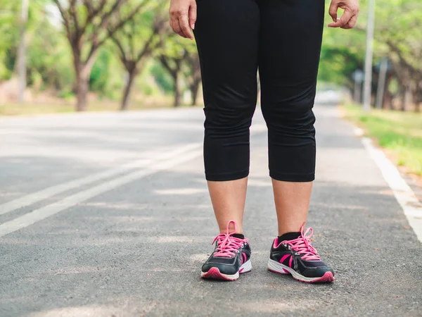 Mujer con sobrepeso en el parque antes de correr. Peso los — Foto de Stock