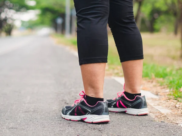 Mujer con sobrepeso en el parque antes de correr. Peso los — Foto de Stock