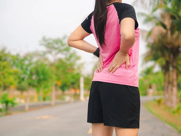 Sport kobieta z bólem pleców w parku — Zdjęcie stockowe