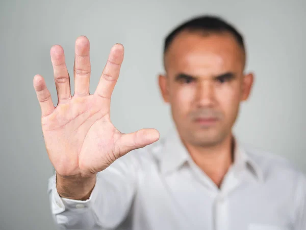 Чоловік показує знак зупинки рук ізольовано на білому фоні — стокове фото
