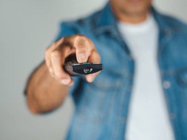 Bir adamın yakın çekim beyaz sırt üzerinde uzaktan kumanda düğmesi pess