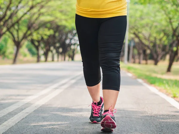 Mujer con sobrepeso corriendo en el parque. Concepto de pérdida de peso — Foto de Stock