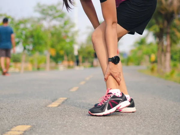 Sporcu kadın ayak bileği sakatlandı, koşu sırasında bacağı burkuldu.