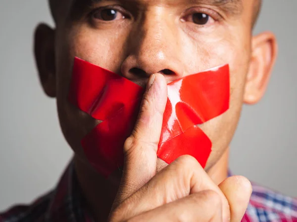 Dudaklara parmak yapan adam sessizlik jesti, pst, shh,